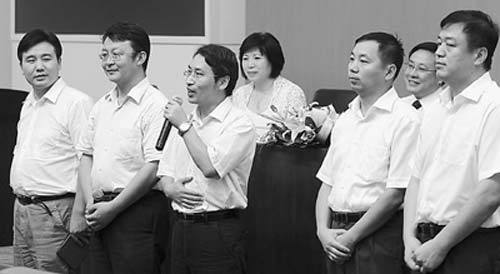8月13日，北京市委組織部召開北京市2010年公開選拔領(lǐng)導(dǎo)干部工作新聞發(fā)布會，5名局級新任職人員亮相?！⊥踱曊x攝 