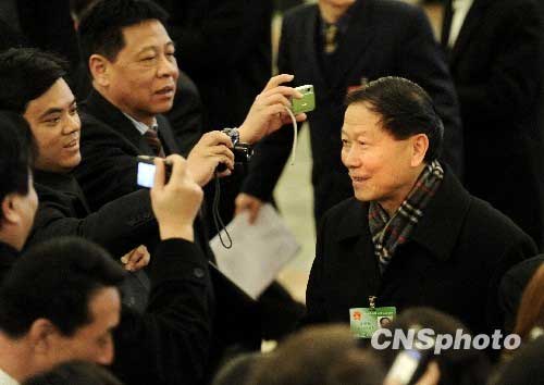 3月5日，第十一屆全國(guó)人民代表大會(huì)第三次會(huì)議在北京召開(kāi)。國(guó)務(wù)院國(guó)資委主任李榮融進(jìn)入大會(huì)堂不但受到記者追訪，而且還受到與會(huì)代表和委員追拍。 中新社發(fā) 廖攀 攝