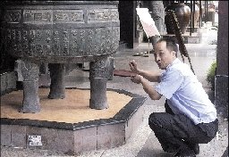昨日，保安張副山向記者介紹當(dāng)時的情景。 晚報記者 周甬 圖