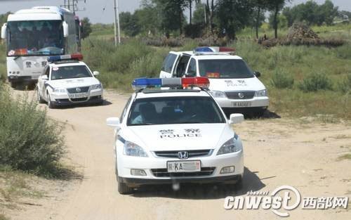 陜西榆林法院百人觀光團(tuán)出游 警燈閃爍警車(chē)開(kāi)道