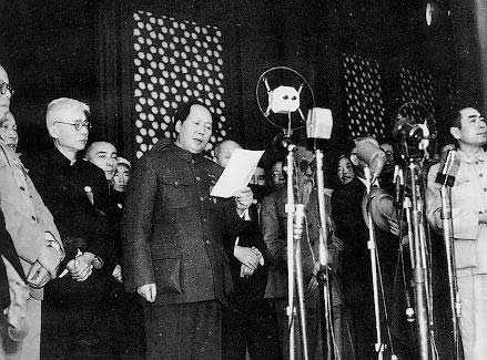 1949年10月1日下午2點(diǎn)55分，中華人民共和國(guó)中央人民政府成立，在首都北京舉行典禮。
