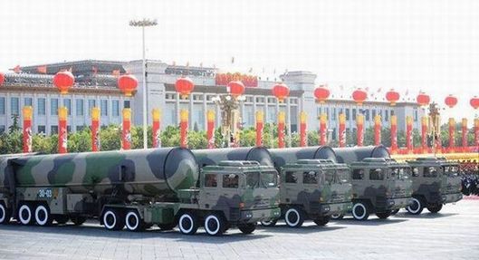 東31甲核導(dǎo)彈方隊(duì)通過(guò)天安門廣場(chǎng)，