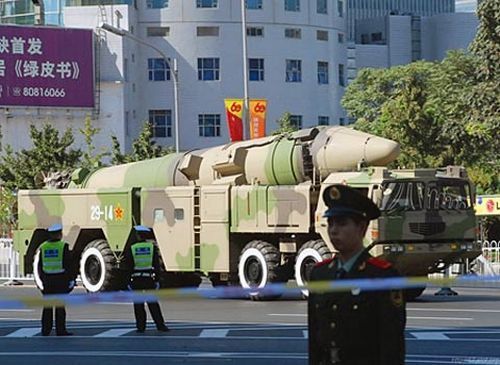 中國東風(fēng)-21C導(dǎo)彈在2009年的國慶閱兵中對外正式亮相。