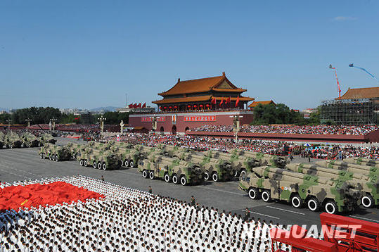 10月1日，首都各界慶祝中華人民共和國成立60周年大會在北京舉行。這是某新型中遠(yuǎn)程地地常規(guī)導(dǎo)彈方隊接受檢閱。新華社記者 丁林?jǐn)z