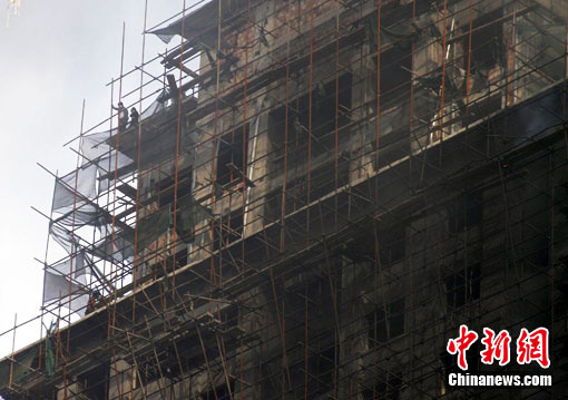 現(xiàn)場(chǎng)可清楚看到樓內(nèi)有工人被困。
