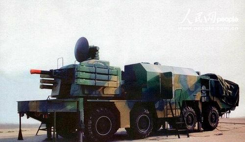 新“陸盾”2000型彈炮合一近程防空武器系統(tǒng)采用了全新的底盤。炮手在車箱中段全封閉的工作站內(nèi)操作。