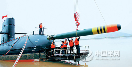 東海艦隊(duì)某潛艇支隊(duì)進(jìn)行碼頭應(yīng)急吊裝魚雷演練。圖中潛艇為宋級(jí)常規(guī)動(dòng)力潛艇。