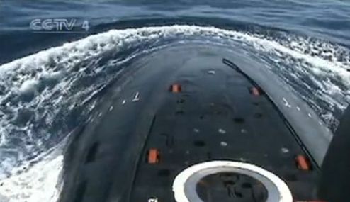 東海艦隊(duì)某潛艇支隊(duì)兩名年輕的艇長(zhǎng)分別駕馭著新型潛艇，快速突破反潛防線，抵達(dá)預(yù)定突擊點(diǎn)，導(dǎo)彈發(fā)射全部準(zhǔn)確命中目標(biāo)。圖片來(lái)源：CCTV視頻截圖