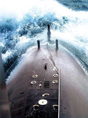 東海艦隊(duì)某潛艇支隊(duì)進(jìn)行潛艦攻防對(duì)抗訓(xùn)練，破浪前行。