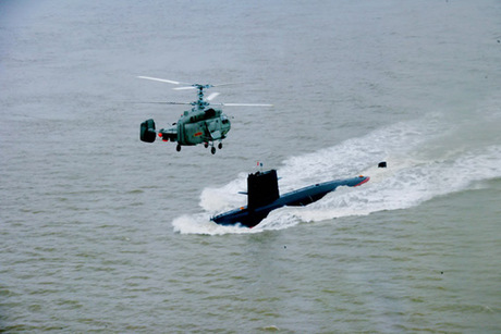 資料圖：東海艦隊(duì)卡-28艦載直升機(jī)與宋級(jí)潛艇協(xié)同演練。