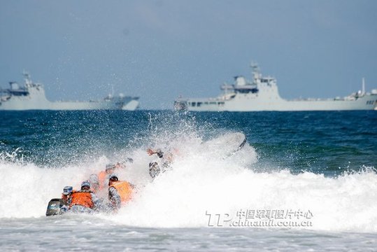 海軍陸戰(zhàn)隊(duì)某旅在惡劣海況下與登陸艦配合進(jìn)行裝卸載訓(xùn)練。宋春偉 攝影報(bào)道