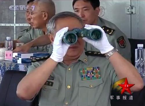 央視新聞視頻截圖：7月26日，中央軍委委員、總參謀長陳炳德在南海觀摩海軍多兵種合同實(shí)兵實(shí)彈演練。