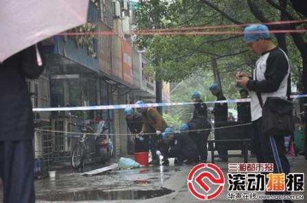 刑警正在現(xiàn)場勘驗。  實習(xí)記者 傅聰 攝