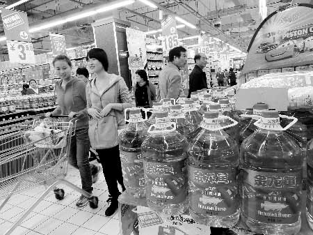 上周統(tǒng)計(jì)數(shù)據(jù)顯示，食用油價(jià)格較前一周有所上漲商報(bào)記者 王棣/攝 
