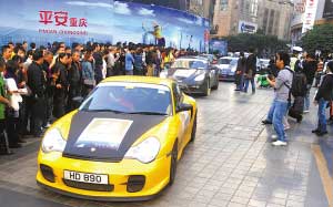 昨日，香港保時捷車隊在解放碑吸引市民圍觀。本報記者 楊新宇 攝
