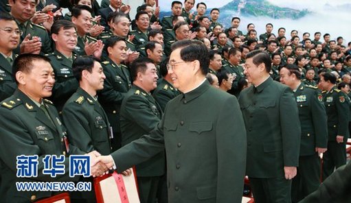 10月27日，中共中央總書記、國家主席、中央軍委主席胡錦濤在北京會見國防大學(xué)第五次黨代表大會全體代表。新華社記者 李剛 攝