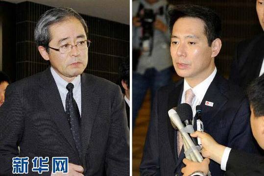 11月3日拍攝的拼版照片顯示：日本駐俄羅斯大使河野雅治在東京向日外相前原誠司匯報完后走出日本外務(wù)?。ㄗ螅┖腿毡就庀嗲霸\司接受記者采訪（右）。當(dāng)日，暫時被召回的日本駐俄羅斯大使河野雅治抵達(dá)日本首都東京，并向日外相前原誠司匯報此次俄總統(tǒng)視察爭議島嶼的相關(guān)情況。 新華社/共同社