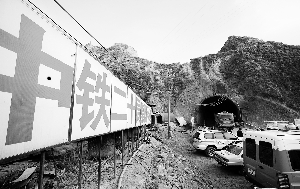 工程車輛不斷進(jìn)出隧道救援，各種急救車輛在事發(fā)隧道外待命，隨時準(zhǔn)備救助。 本報首席記者 田蹊 攝