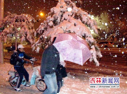 行人在雪中艱難行進(jìn)。（來源：吉林新聞網(wǎng)張猛攝） 