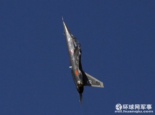 中航工業(yè)L-15“獵鷹”06號(hào)機(jī)飛上珠海藍(lán)天，進(jìn)行了首次航展前的演練。攝影：郝珺石