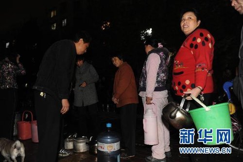 11月17日，在鄭州市柿園水廠家屬院，群眾在排隊(duì)等待送水車。新華社記者趙鵬攝 