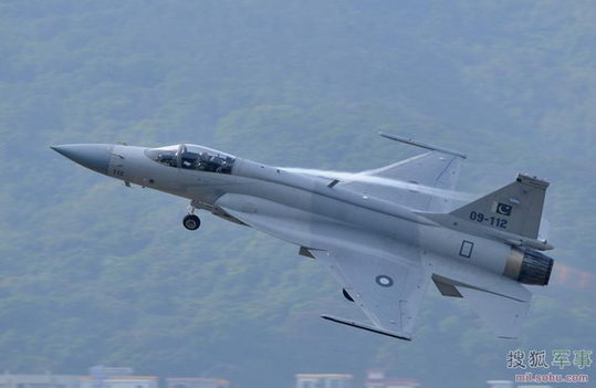 巴基斯坦梟龍戰(zhàn)機(jī)進(jìn)行單機(jī)飛行訓(xùn)練。