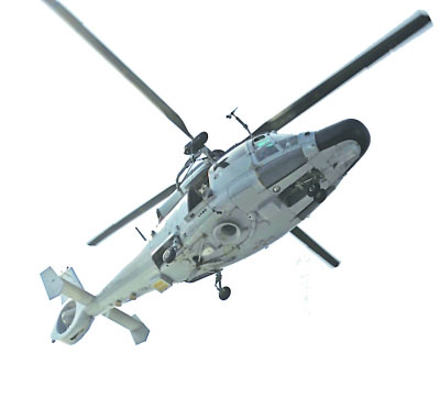 我海軍護(hù)航編隊(duì)進(jìn)行直升機(jī)滑降訓(xùn)練。