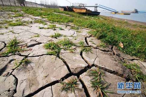 這是12月10日在江西省九江市拍攝的出現(xiàn)干裂的長(zhǎng)江江灘。新華社發(fā)（胡國(guó)林 攝）