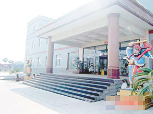 關(guān)建軍、關(guān)建民兄弟被捕前，大興土木為自己興建的豪宅。
