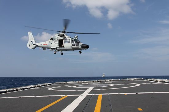 中國海軍第八批護(hù)航編隊(duì)艦載直升機(jī)升空偵查。