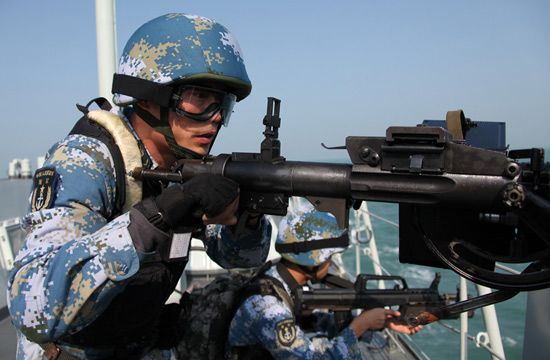 2月24日，中國海軍第八批護(hù)航編隊(duì)在南沙海域進(jìn)行首次反海盜綜合演練。演練實(shí)施了輕武器射擊，直升機(jī)偵查取證、警示驅(qū)離，反海盜武力營救等多個(gè)課目。新華社記者邱俊松攝