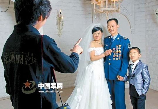 三級(jí)軍士長(zhǎng)竇樹(shù)軍一心撲在戰(zhàn)鷹維修上，結(jié)婚11年未能兌現(xiàn)妻子拍張婚紗照的愿望，空軍機(jī)關(guān)借“空軍十大杰出青年”頒獎(jiǎng)之機(jī)，特意將功臣一家接到北京為他們圓夢(mèng)