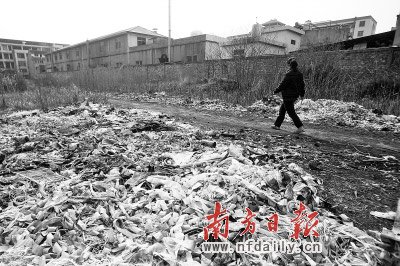 3月24日，浙江臺州市速起蓄電池有限公司廠房外邊堆滿了廢舊垃圾。近日，臺州路橋區(qū)峰江街道上陶村139名村民出現(xiàn)由蓄電池污染引起的血鉛含量超標