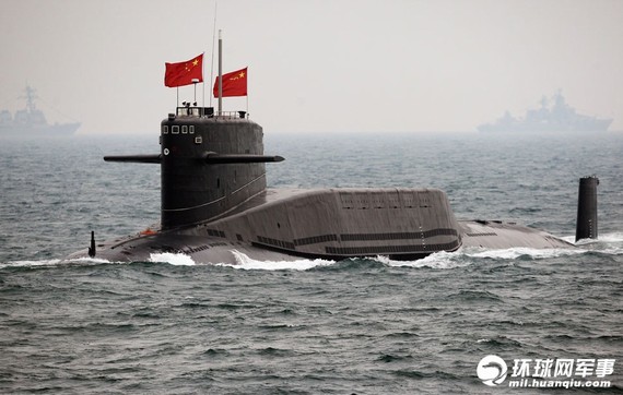 2009年4月23日，在中國(guó)人民解放軍海軍成軍60周年儀式上的中國(guó)海軍092戰(zhàn)略核潛艇