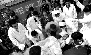醫(yī)護(hù)人員將傷者轉(zhuǎn)往貴陽治療。新華社發(fā)