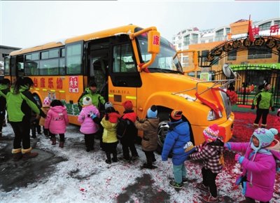 我國校車條例草案今起征意見 賦予三項(xiàng)優(yōu)先權(quán)