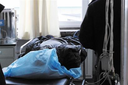 青島一老人摔倒猝死小學(xué)門(mén)口