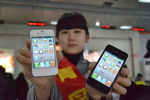 iphone4s黑白版同時開售，青島iphone4s真機(jī)實(shí)拍，銷售員介紹iphone4s套餐及辦理方法