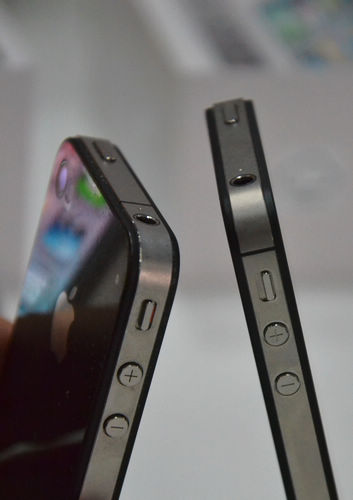 iphone4s開售，青島iphone4s真機(jī)實(shí)拍，銷售員介紹iphone4s套餐及辦理方法