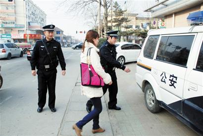 青島大額取款可喊民警當(dāng)免費(fèi)保鏢 享專車秘密押送