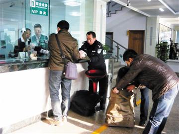 青島大額取款可喊民警當(dāng)免費(fèi)保鏢 享專車秘密押送