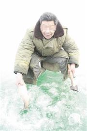 水庫結(jié)冰最厚30厘米似明鏡 魚變冰雕冰封淺層青島
