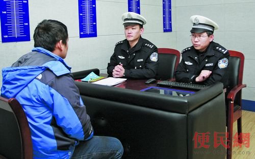 鄭某正在青島膠南接受警方審查。