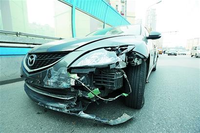 青島一男子騎摩托硬闖快速路 連撞兩車當場慘死