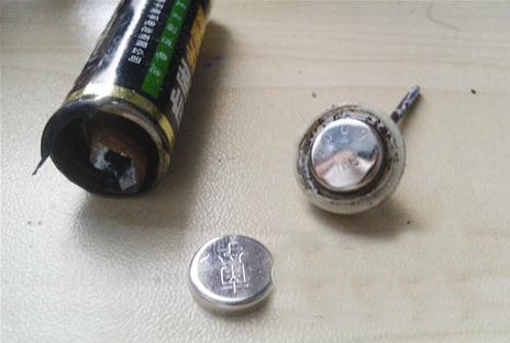 這個(gè)電池突然爆炸，把自己的“屁股”炸開(kāi)了
