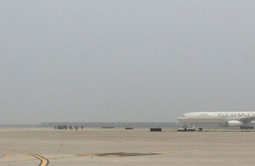  浦東機場T2飛機滑行道上出現(xiàn)攔機者，造成多架外航飛機堵在后面不能移動