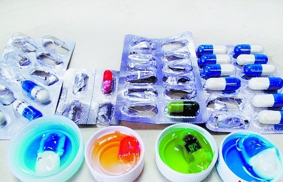 浸泡一個小時，四種膠囊殼均掉色嚴(yán)重。