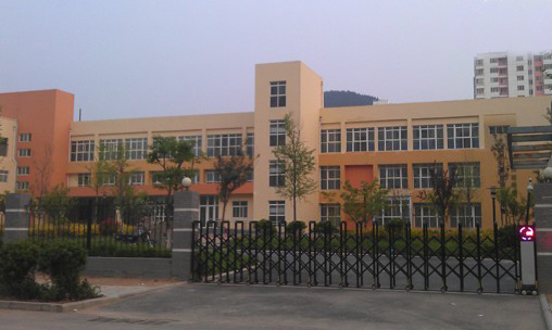 省實驗幼兒園新園區(qū)還沒掛牌就遭遇捐贈費事件，業(yè)主們擔心幼兒園會因此事撤出小區(qū)