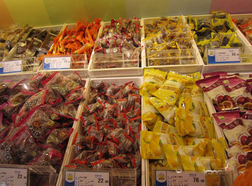 來伊份現(xiàn)場(chǎng)銷售的蜜餞食品