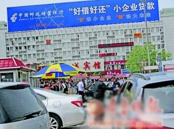火車站站前停車場出口,每一輛開出的車都要嚴格檢查。